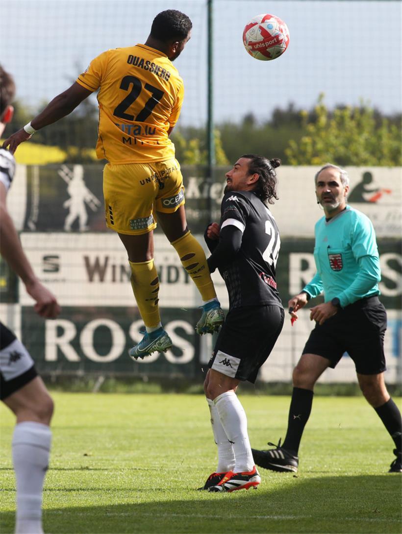Sylvio Ouassiero (oben/F91) und Mehdi Kirch (Schifflingen) haben den Ball fest i...