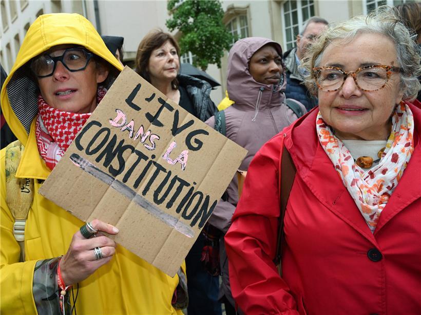 Demonstration für die Verankerung des Schwangerschaftsabbruchs in der Luxemburger Verfassung 2025, Symbolbild politische Debatte
