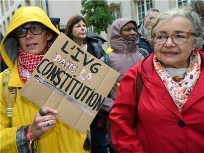 Demonstration für die Verankerung des Schwangerschaftsabbruchs in der Luxemburger Verfassung 2025, Symbolbild politische Debatte
