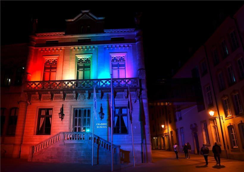 Abgeordnetenkammer in Regenbogenfarben als Symbol der Solidarität mit LGBTIQ+ Gemeinschaft und Gleichberechtigung