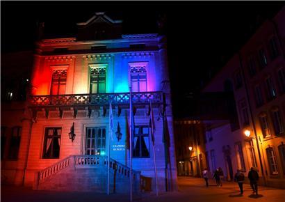Abgeordnetenkammer in Regenbogenfarben als Symbol der Solidarität mit LGBTIQ+ Gemeinschaft und Gleichberechtigung