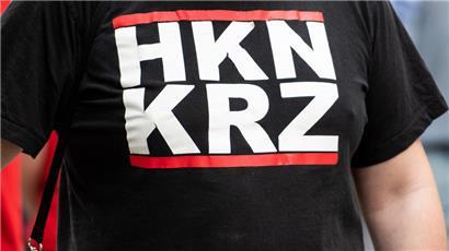 (Symbolbild) Ein Teilnehmer eines Marsches der rechtsextremen Partei „Die Rechte“ in Dortmund im Jahr 2019
