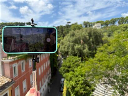 Symbolbild: Eine Person macht mit dem Handy ein Selfie (gestellte Szene)
