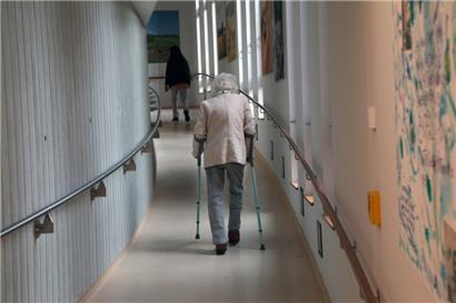 Symbolbild: Familienminister Max Hahn (DP) kann nicht beantworten, wie stark ältere Menschen in Alten- und Pflegeheimen Gewalt ausgesetzt sind
