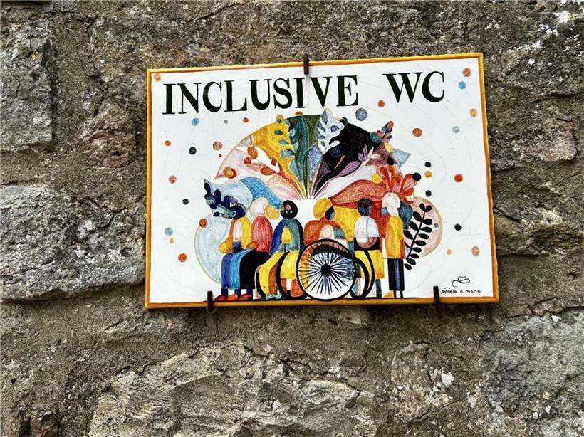 Symbolbild inklusive Toiletten: Theorie gut, Umsetzung mit Herausforderungen in barrierefreiem Badezimmerdesign