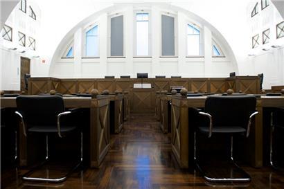Symbolbild: in einem Gerichtssaal der „Cour de justice“
