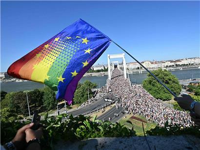 Symbolbild von der Budapest Pride 2025: Der Europäische Gerichtshof setzt ein Zeichen für LGBTIQ+ Rechte und verurteilt Ungarns queerfeindliche Politik