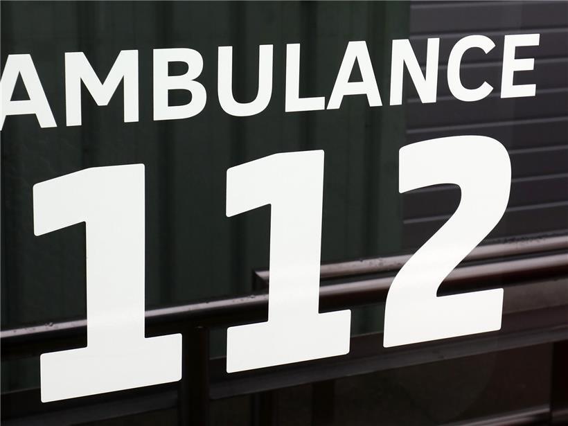 Symbolfoto eines modernen Arbeitsplatzes mit Laptop, Kaffeetasse und Notizbuch für Produktivität und Homeoffice