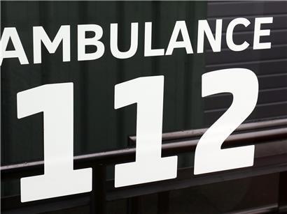 Symbolfoto eines modernen Arbeitsplatzes mit Laptop, Kaffeetasse und Notizbuch für Produktivität und Homeoffice