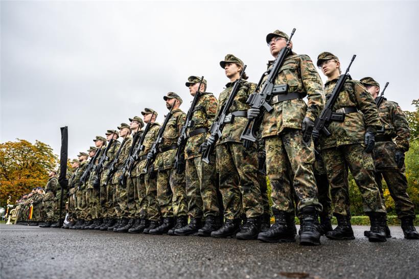 (Symbolfoto) Anlässlich des Indienststellungsappells vom Heimatschutzregiment 2 stehen Soldatinnen und Soldaten auf einem Platz in der Lützow Kaserne in Münster
