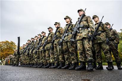 (Symbolfoto) Anlässlich des Indienststellungsappells vom Heimatschutzregiment 2 stehen Soldatinnen und Soldaten auf einem Platz in der Lützow Kaserne in Münster
