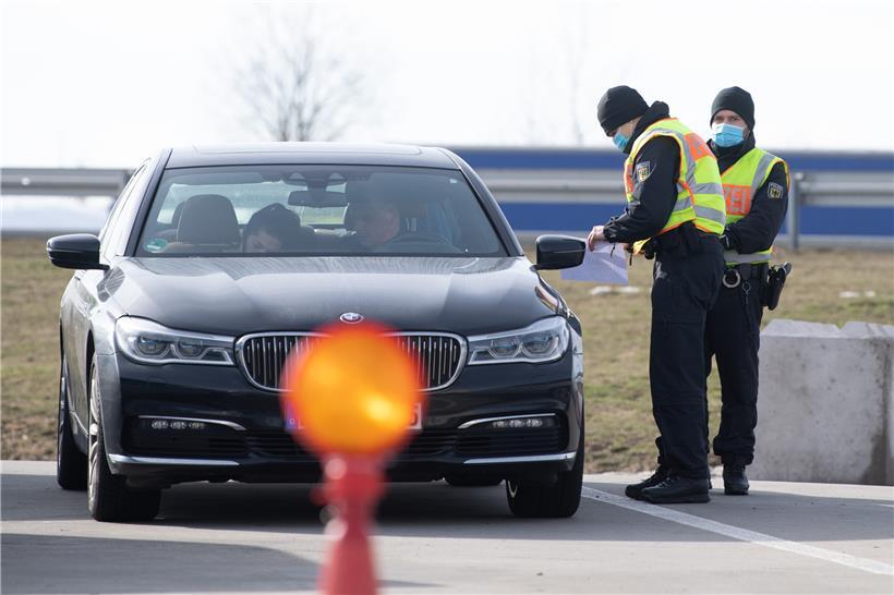 Symbolfoto: Bundespolizisten stehen im Rahmen von Grenzkontrollen an der deutsch-tschechischen Grenze auf einem Rastplatz. Bei der Operation an der A1 handelt es sich aber ausdrücklich nicht um eine Grenzkontrolle, heißt es vonseiten der Polizei.
