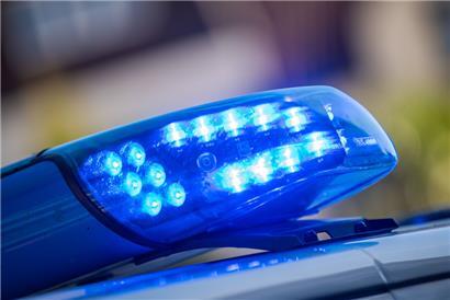 Symbolfoto: Das Blaulicht eines deutschen Polizeiautos
