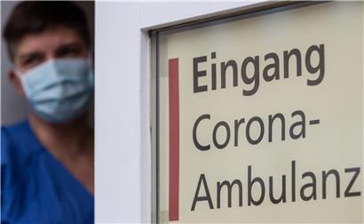 Symbolfoto: Eine Oberärztin der Klinischen Infektiologie am Dresdner Uniklinikum steht am Eingang der Corona-Ambulanz.
