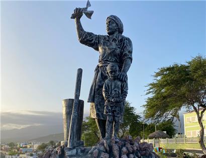 Symbolhaft: Die Skulptur in Porto Novo erinnert an die Emigration vieler Kapverdier
