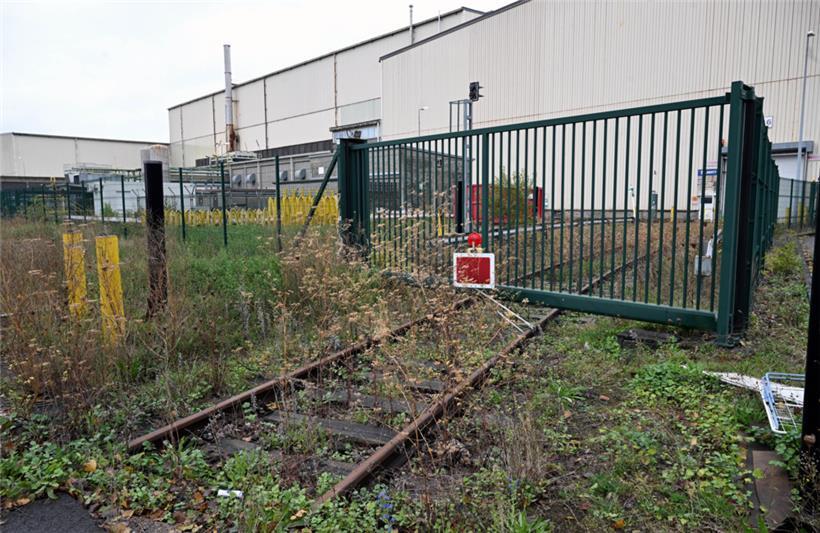 Symbolisch für den Niedergang des Werkes: die Zugeinfahrt aufs Betriebsgelände
