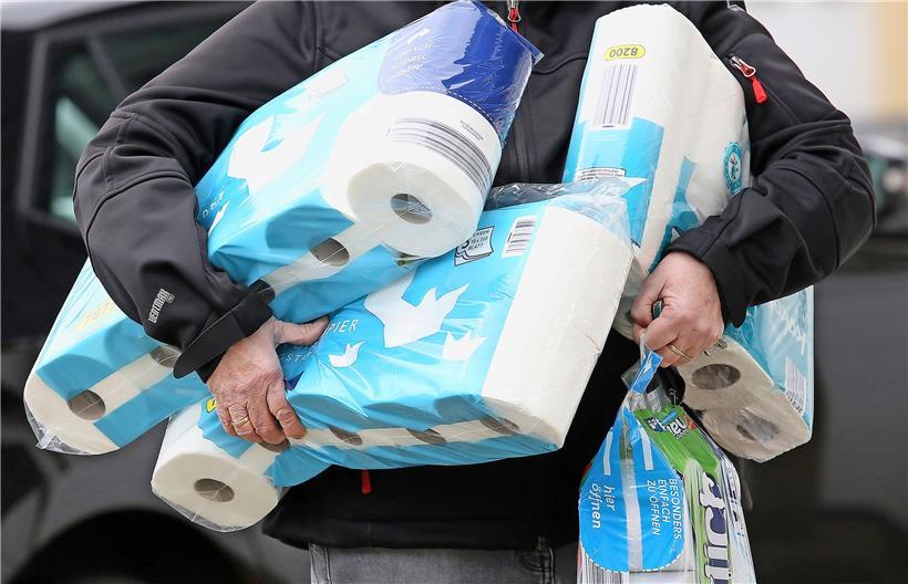 Symbolisch für die Hamsterkäufe war die surrealistische Jagd nach Klopapier
