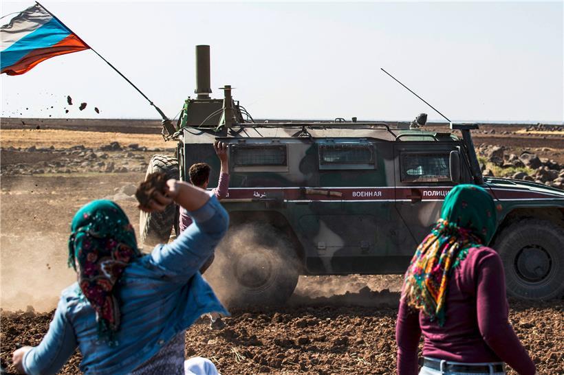 Syrer werfen Steine auf ein vorbeifahrendes russisches Militärfahrzeug: Nicht nur die russische Armee, sondern auch russische Söldner helfen dem syrischen Diktator Baschar al-Assad im nunmehr zehn Jahre andauernden Bürgerkrieg
