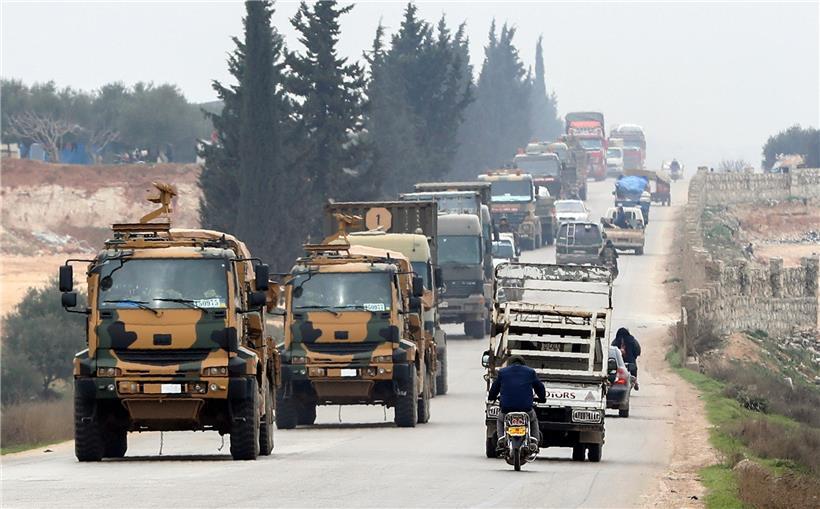 Syrien, Idlib: Ein türkischer Militär-Konvoi fährt eine Straße entlang. Nach der Eskalation des Konflikts zwischen der Türkei und Syrien kommt der Nordatlantikrat der Nato zu einem Sondertreffen zusammen. Die Türkei habe um dieses Treffen gebeten, nachdem bei einem Luftangriff in der nordsyrischen Provinz Idlib türkische Soldaten getötet wurden.
