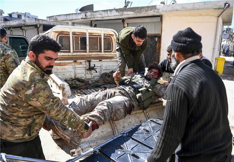 Syrien, Idlib: Von der Türkei unterstützte Oppositionskämpfer transportieren einen Mitkämpfer zur medizinischen Behandlung, nachdem er bei Kämpfen mit syrischen Regierungstruppen und ihren Verbündeten verwundet wurde. Die Kämpfe zwischen syrischen Regierungstruppen und von der Türkei unterstützten Kämpfern gingen mit heftigen Zusammenstößen weiter.
