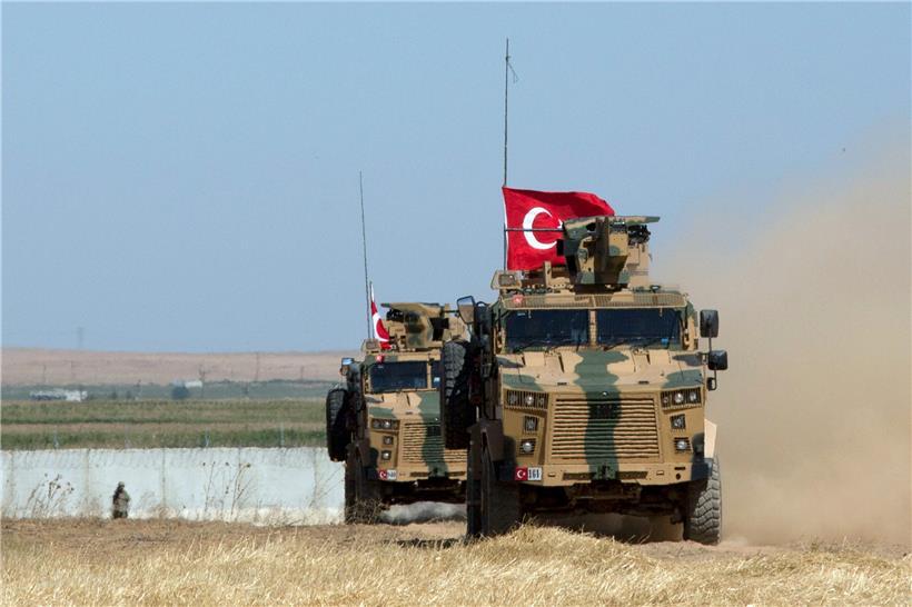 Syrien, Tal Abyad: Gepanzerte Militärfahrzeuge der türkischen Streitkräfte fahren auf der syrischen Seite der Grenze zur Türkei entlang
