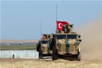 Syrien, Tal Abyad: Gepanzerte Militärfahrzeuge der türkischen Streitkräfte fahren auf der syrischen Seite der Grenze zur Türkei entlang
