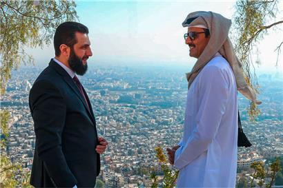 Syriens Übergangspräsident Ahmed al-Scharaa im Gespräch mit dem Emir von Katar, Tamim bin Hamad al-Thani, mit Damaskus im Hintergrund
