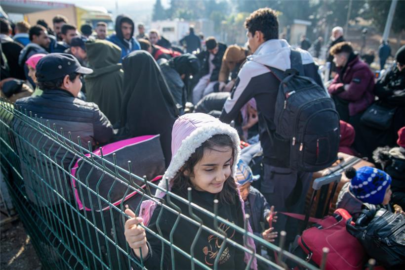 Syrische Familien warten am Cilvegozu-Grenzübergang in der Nähe der südtürkischen Stadt Antakya darauf, von der Türkei nach Syrien zu gelangen
