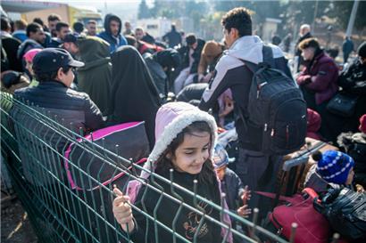 Syrische Familien warten am Cilvegozu-Grenzübergang in der Nähe der südtürkischen Stadt Antakya darauf, von der Türkei nach Syrien zu gelangen
