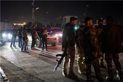 Syrische Kämpfer versammeln sich in der Nacht auf einer Straße in Damaskus
