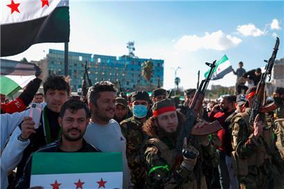 Syrische Rebellen feiern den Sturz des Assad-Regimes. Die politische Lage gilt weiterhin als unsicher und instabil.

