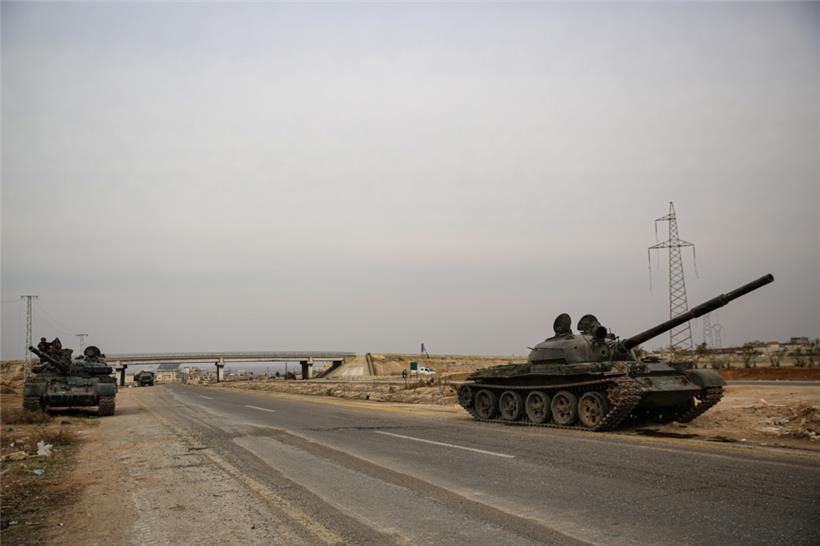 Syrische Regierungstruppen ließen Militärfahrzeuge nach der Einnahme der Stadt Hama verlassen auf der Straße zurück
