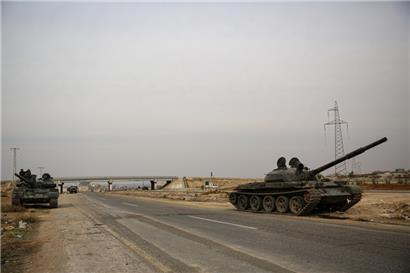 Syrische Regierungstruppen ließen Militärfahrzeuge nach der Einnahme der Stadt Hama verlassen auf der Straße zurück
