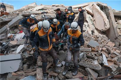 Syrische Weißhelme haben mit dem Bürgerkrieg in ihrem Land jahrelange Erfahrung im Bergen von Menschen aus zerstörten Wohnhäusern
