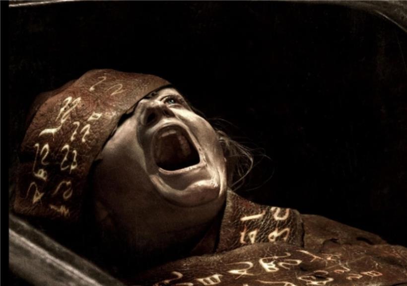 Szene aus „The Mummy“: Jahre nach ihrem Verschwinden wird Katie (Nathalie Grace) in einem Sarkophag wiedergefunden