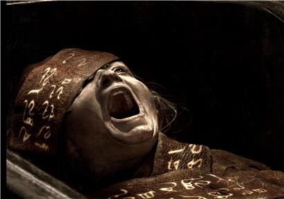 Szene aus „The Mummy“: Jahre nach ihrem Verschwinden wird Katie (Nathalie Grace) in einem Sarkophag wiedergefunden