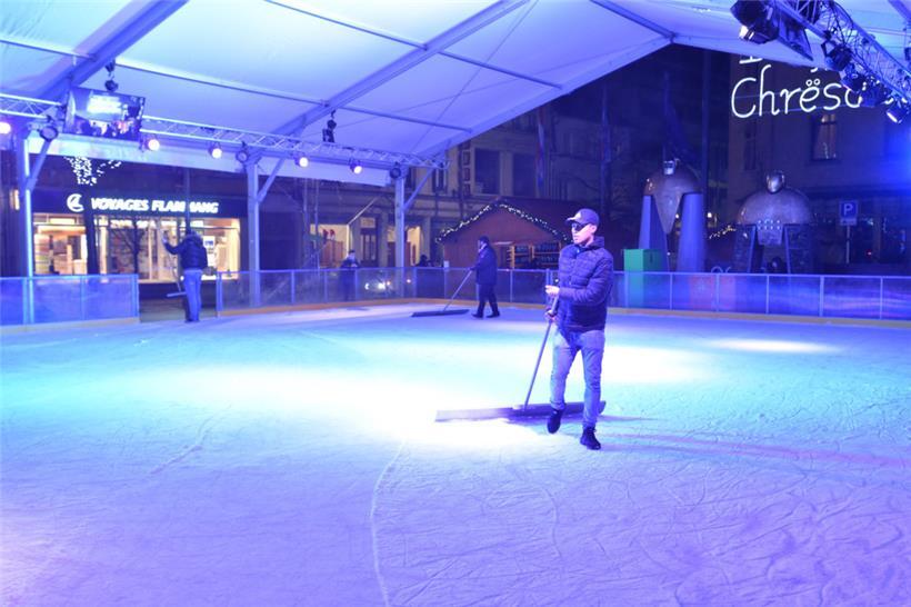 Szene aus unbeschwerteren Zeiten: Präparieren der Eisfläche auf dem Differdinger Weihnachtsmarkt 2015
