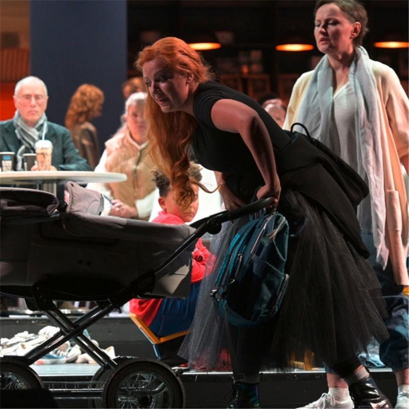 Szenenbild aus der Aufführung des „Fliegenden Holländers“ in Duisburg
