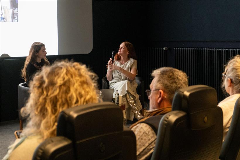 Szenenwechsel im Mudam: Die Direktorin Bettina Steinbrügge (Mitte) präsentierte im Kulturhuef Grevenmacher die mobile Ausstellung „Dodeka“