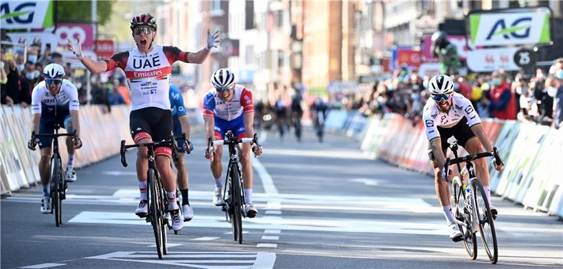 Tadej Pogacar (2.v.l) aus Slowenien hat Liège-Bastogne-Liège bei seinem dritten Versuch gewonnen
