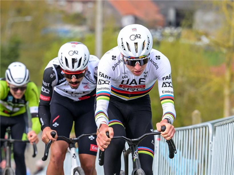 Tadej Pogacar bei der Streckenbesichtigung für Radrennen am Donnerstag, Mountainbike und Straßenrennfahrer