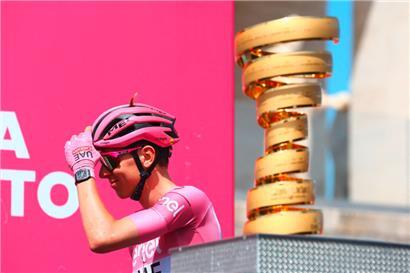 Tadej Pogacar fuhr der Konkurrenz beim Giro weit davon

