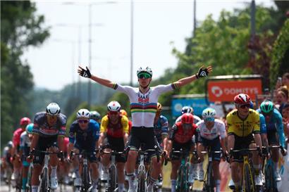 Tadej Pogacar gewann am Sonntag die 1. Etappe des Critérium du Dauphiné
