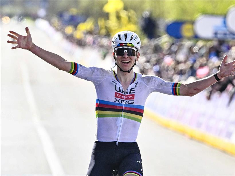Tadej Pogacar überquert als Sieger die Ziellinie der Flandern-Rundfahrt 2024 am Sonntag