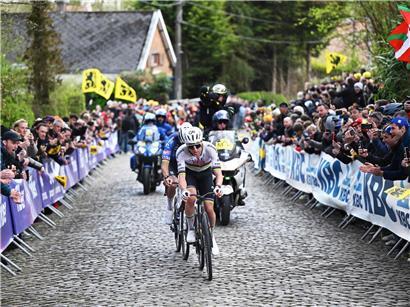 Tadej Pogacar und Favorit Mathieu van der Poel kämpfen bei Paris-Roubaix Radrennen um den Sieg am Sonntag