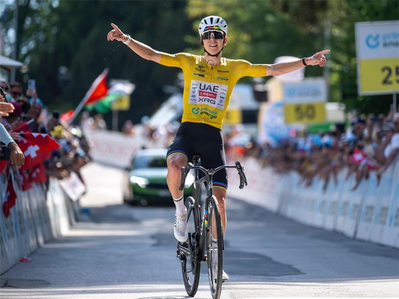 Tadej Pogacar in Topform vor dem Start der Tour de France 2024 auf dem Fahrrad, bereit für das Rennen