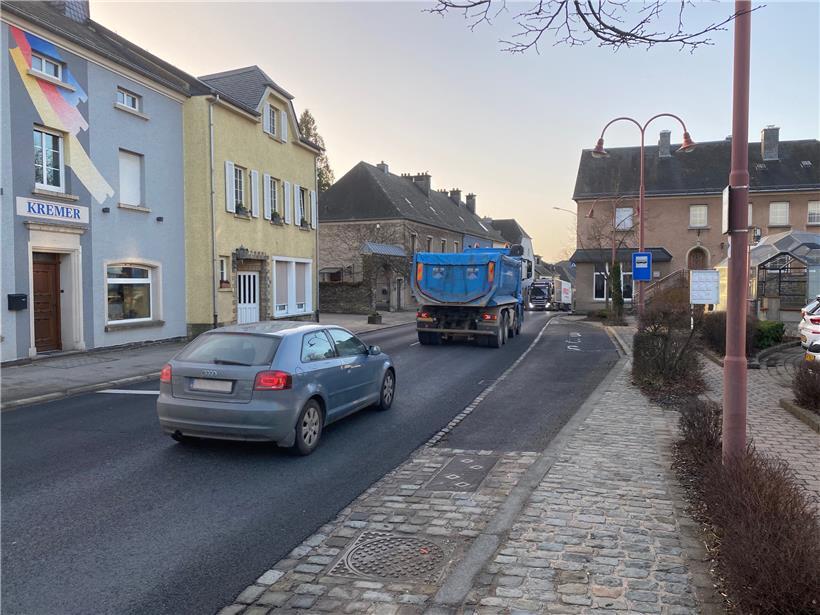 Täglich quälen sich tausende Fahrzeuge durch das Nadelöhr Hosingen
