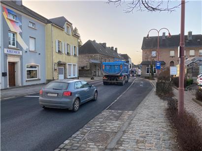 Täglich quälen sich tausende Fahrzeuge durch das Nadelöhr Hosingen
