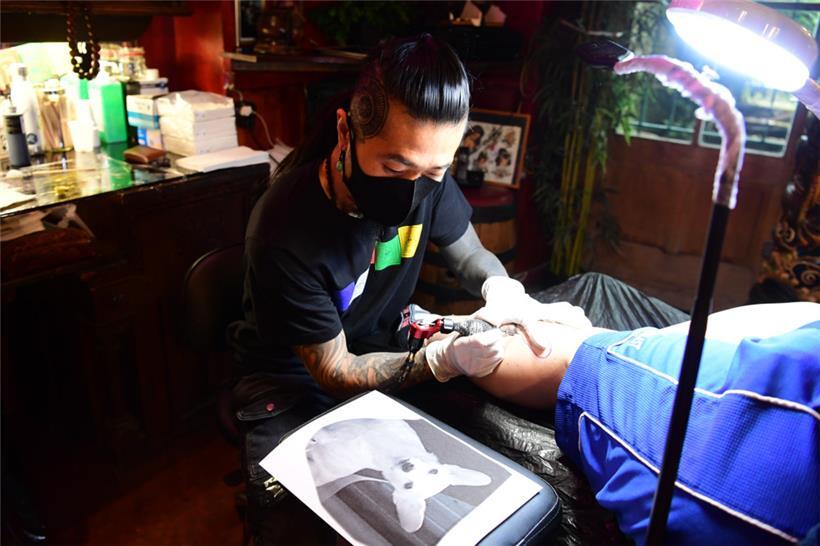 Tätowierer dürfen künftig nicht mehr auf diese zehn Farben zurückgreifen
