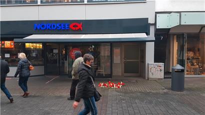 Tage nach der Amokfahrt fanden sich an vielen Stellen der Trierer Innenstadt solche Gedenkstellen
